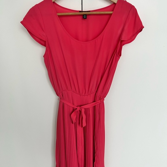❤️ Coral pleated dress with cap sleeves and belt - Picture 2 of 4